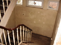 Treppenhaus nach Umbau zum 4-Parteien-Wohnhaus mit Floc-Beschichtung und Aufarbeitung der Treppe 